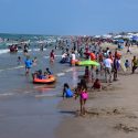  Vendedores de playa se inconforman al negarles permisos para la renta de inflables