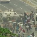  Tanqueta arrolla a manifestantes opositores en Venezuela