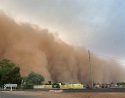  Poderosa tormenta de arena oscurece el día en Australia