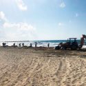  Denuncian retiro de sargazo en Cancún con maquinaria pesada