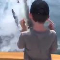  Tiburón blanco salta y roba pesca a familia en yate