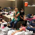  Dura realidad: Migrantes son ‘hacinados’ en albergues de EU