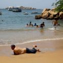  ‘No las vemos contaminadas, están bonitas’, turistas sobre playas de Acapulco