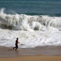  Mueren dos al desafiar alto oleaje en las playas de Oaxaca