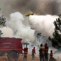  Más de mil bomberos combaten incendio en Portugal