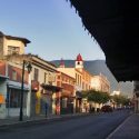  Baches y basura alejan a clientes y comerciantes de la calle Hidalgo