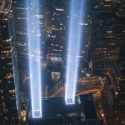  Dos torres de luz recuerdan atentados del 11-S en Nueva York