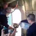  Cura arroja agua bendita desde avión para proteger a habitantes