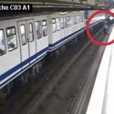  Mujer cae a las vías del Metro por mirar su celular; difunden video