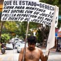  Protesta en calzones y con bandera blanca en Chiapas