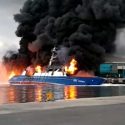  Impactantes imágenes del incendio de un barco atunero en Colima