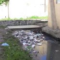  Basura y maleza abunda en dren del fraccionamiento Jalisco, vecinos piden limpieza antes de las lluvias.