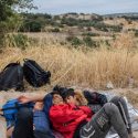  Hallan a 41 migrantes en camión frigorífico en Grecia