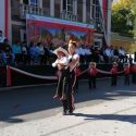  Maestra ayuda a bailar a niño con discapacidad en desfile