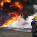  Desalojan a 200 personas por incendio en ducto de Pemex