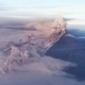  Erupción volcánica provoca lluvia de ceniza en Ecuador