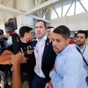  Maduro sanciona a aerolínea en la que viajó Guaidó