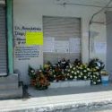  Muere doctor por COVID-19; le llevan flores a su consultorio