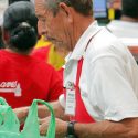  Regresarán bolsas de plástico para apoyar economía de abuelitos