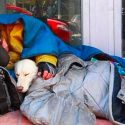 Aún con frío, indigentes se niegan a trasladarse a albergue temporal: Protección Civil