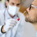  Les niegan prueba covid en IMSS y sector salud, enfermos saturan consultorios y farmacias