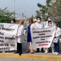  Protestan médicos y enfermeras de la Unidad de Medicina Familiar 67 del IMSS; demandan acceso a la vacuna contra el COVID