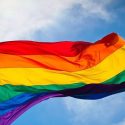  Diputada morenista le da vergüenza tomarse foto con la bandera del orgullo Gay.