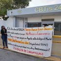 Docentes del CBTIS 24 exigen explicación a Ex Directora sobre asignación de Plaza, se manifiestan afuera del plantel.