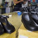  Escasez de zapatos escolares en la zona sur se debe a la baja producción, lo que ha incrementado los costos.