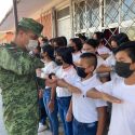  Ejército Mexicano enseñó a alumnos de Telesecundaria a brindar respeto a la Bandera de México
