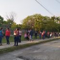  Cientos de padres de familia, hacen fila buscando gestión de beca estatal “Avanza”.