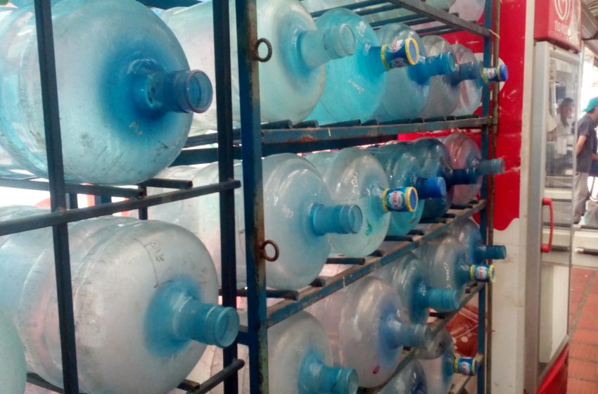  Venden solo tres botellones de agua purificada por familia