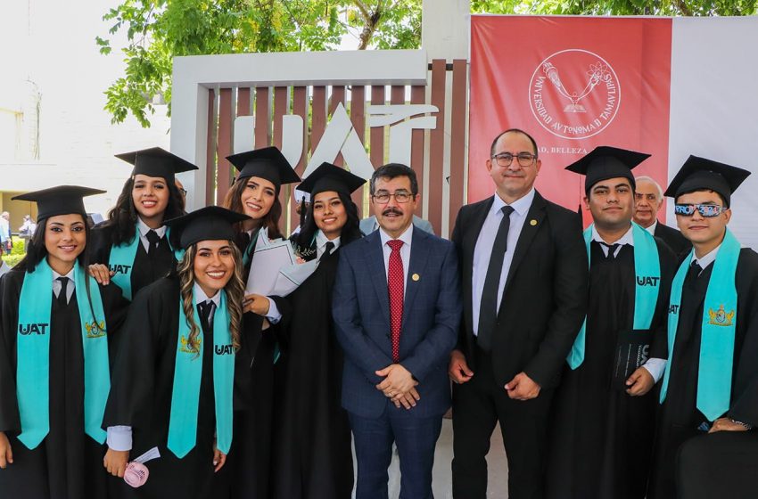  Rector preside graduación en UAM Mante