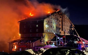  Incendio en hotel de esquí en Turquía deja más de 60 muertos