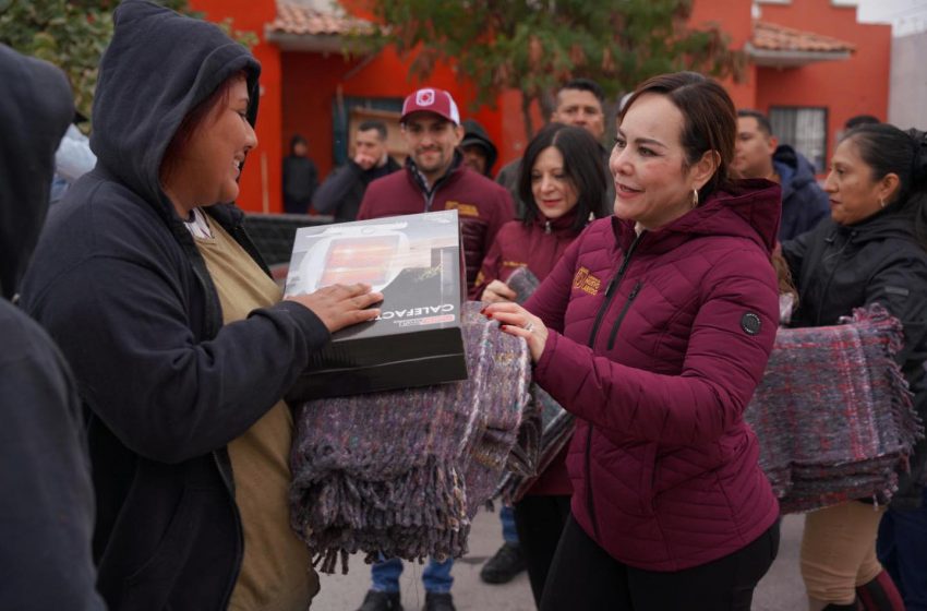  Entrega Alcaldesa y DIF cobertores y calentadores