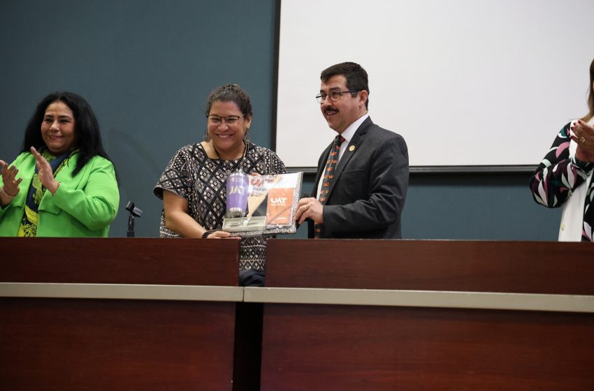  La ministra Lenia Batres dicta conferencia en la UAT