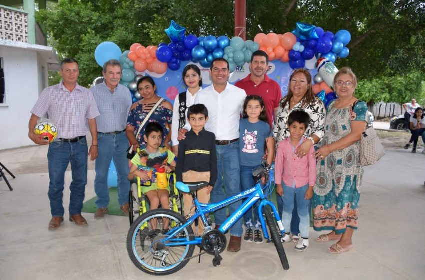  Recorre Moisés Borjón, ejidos para festejar a niñas y niños en Llera.