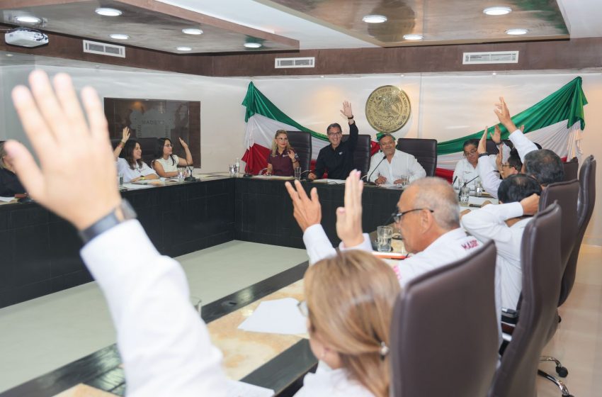 Entrega Erasmo González nombramientos a nuevos funcionarios