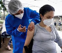 EE.UU. deja de recomendar la vacuna de COVID-19 a niños y embarazadas