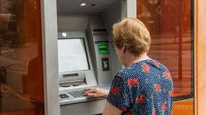 Alertan por estafas a adultos mayores en cajeros automáticos