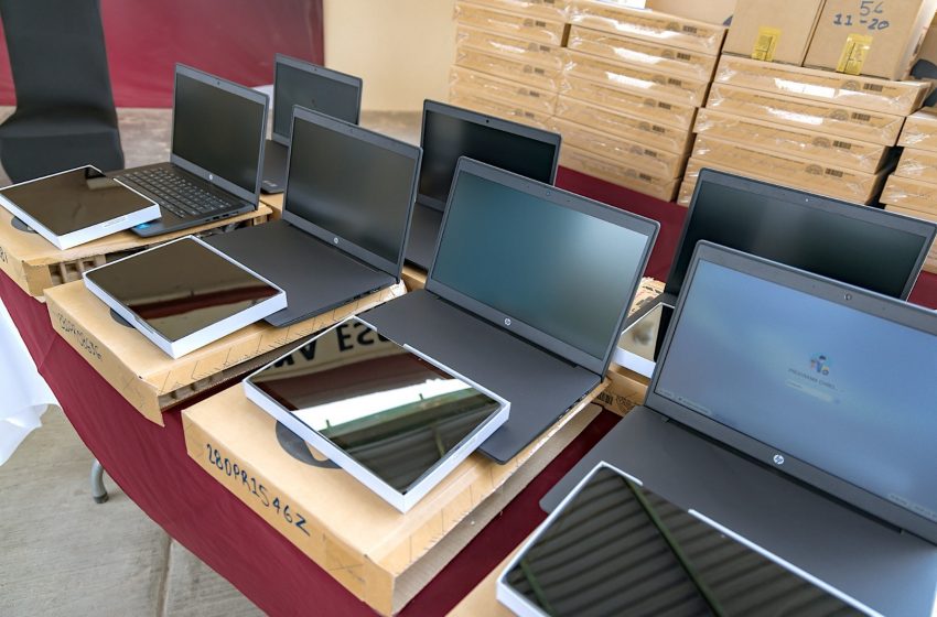 Entregan equipo tecnológico a primarias