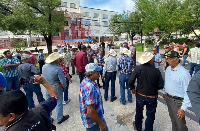Grupo de vecinos se manifiestan