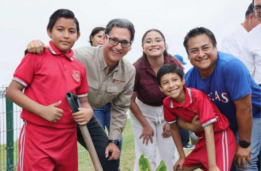  Impulsa Erasmo programa de reforestación “Sembrado Sueños con Raíces”