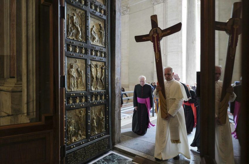 Papa León XIV atraviesa la Puerta Santa y dice que para servir en el Vaticano hay que ser santos