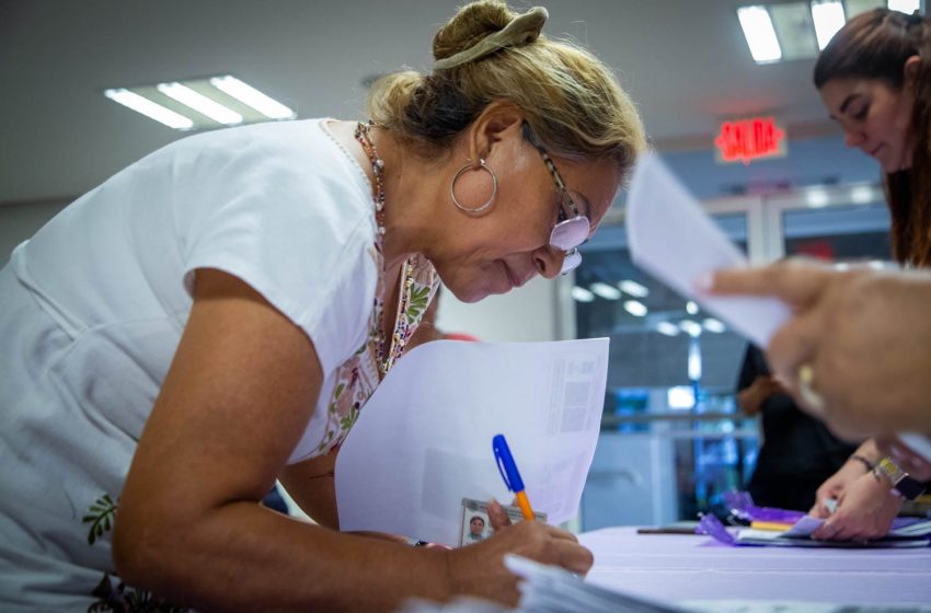 Entregan estímulos económicos a personas adultas