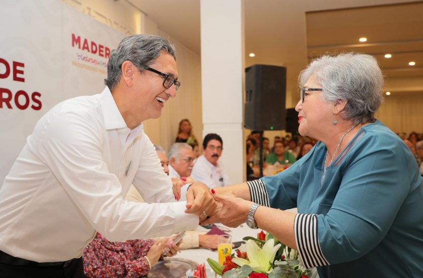  Erasmo González hace reconocimiento a Maestras y Maestros Jubilados