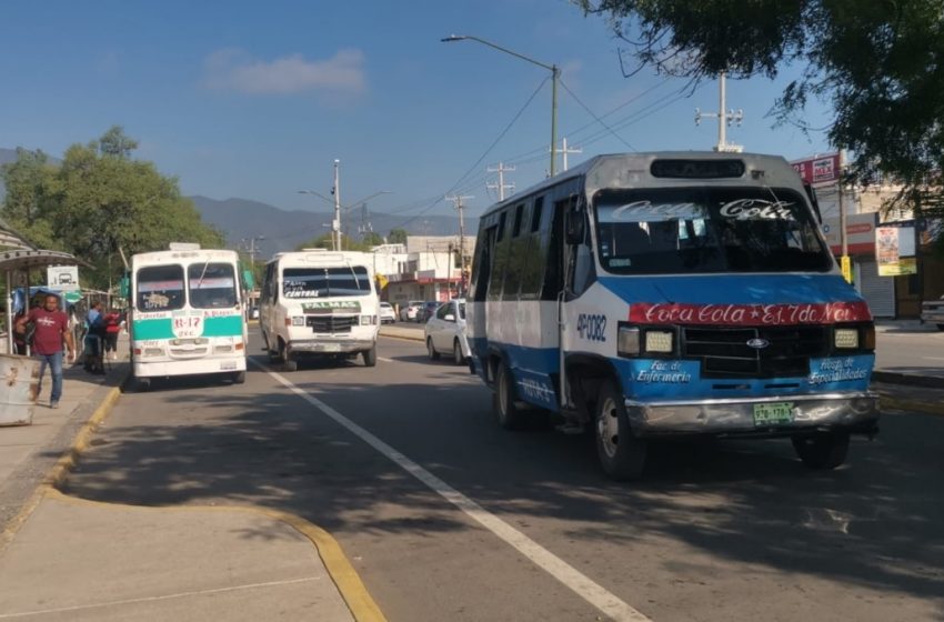 Hartos de los baches, concesionarios del transporte público reparan calles