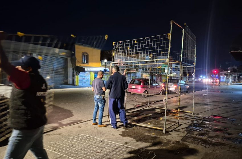 Retiran estructuras de puestos ambulantes abandonados