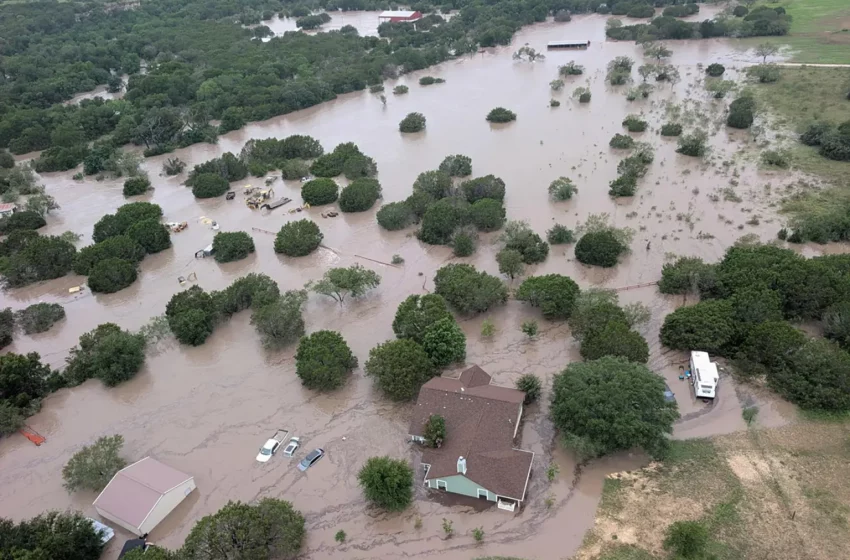 Sube a 82 los muertos por las inundaciones en Texas