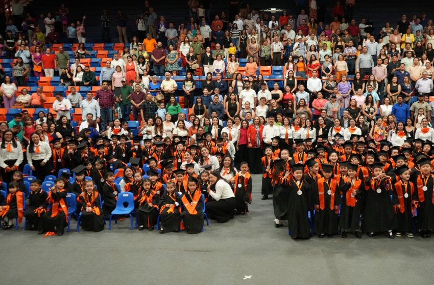  El rector Dámaso Anaya y la Lic. Isolda Rendón presiden graduación de los CENDIS de la UAT